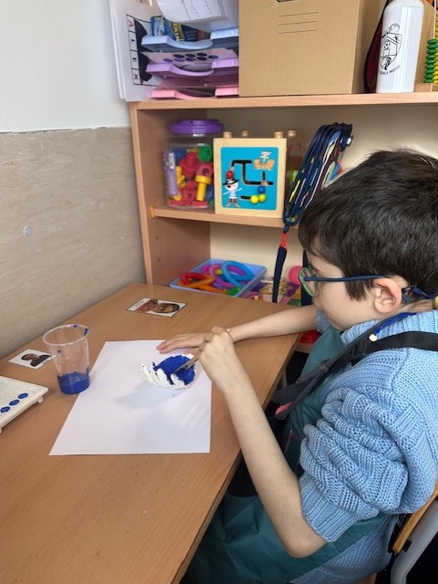 alex pintando mano